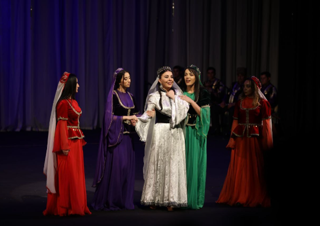 Азербайджанские ашуги в образах Лейли и Меджнуна