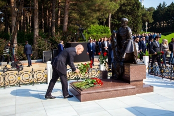 Heydər Əliyev Sarayının  kollektivi Ümummilli Liderin xatirəsini yad edib.