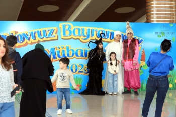 Heydər Əliyev Sarayı Novruz bayramı münasibətilə uşaqları maraqlı, musiqili, interaktiv və əyləncəli proqram ilə sevindirib.