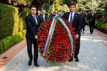 Heydər Əliyev Sarayının  kollektivi Ümummilli Liderin xatirəsini yad edib.