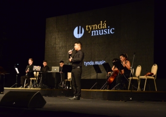 В Баку состоялся концерт из хитов итальянского композитора Людовико Эйнауди с кадрами из фильмов