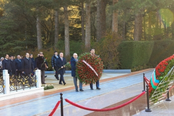 Employees of the Heydar Aliyev Palace visited the grave of the great leader Heydar Aliyev