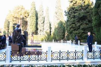 Employees of the Heydar Aliyev Palace visited the grave of the great leader Heydar Aliyev